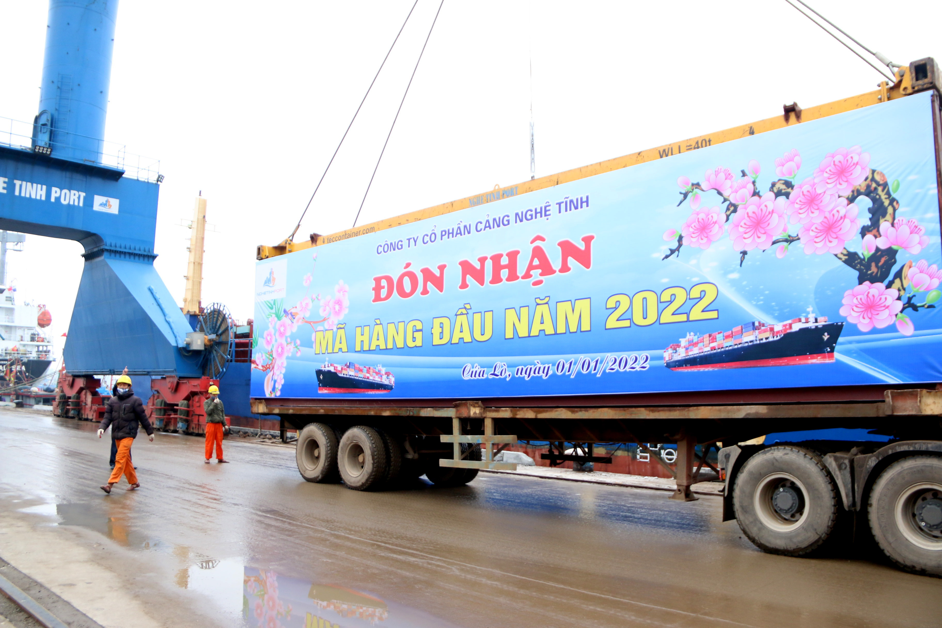 Đón nhận mã hàng đầu năm 2022 tại Cảng Nghệ Tĩnh.