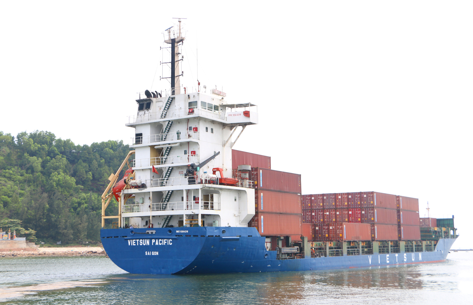 Lần đầu tiên tàu hàng 3 vạn tấn vào cập cảng Cửa Lò.