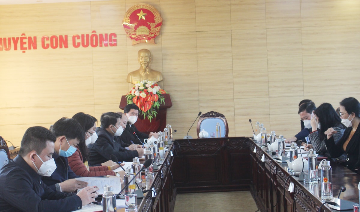 anh 1. Đoàn giám sát HĐND tỉnh làm việc với huyện Con Cuông