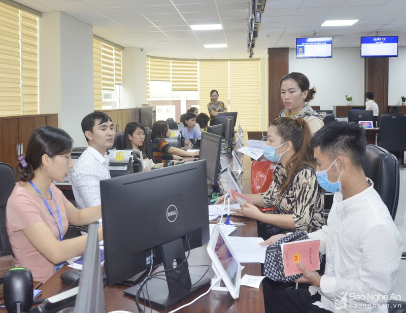 Giải quyết thủ tục hành chính tại trung tâm phục vụ hành chính công tỉnh Nghệ An. Ảnh tư liệu