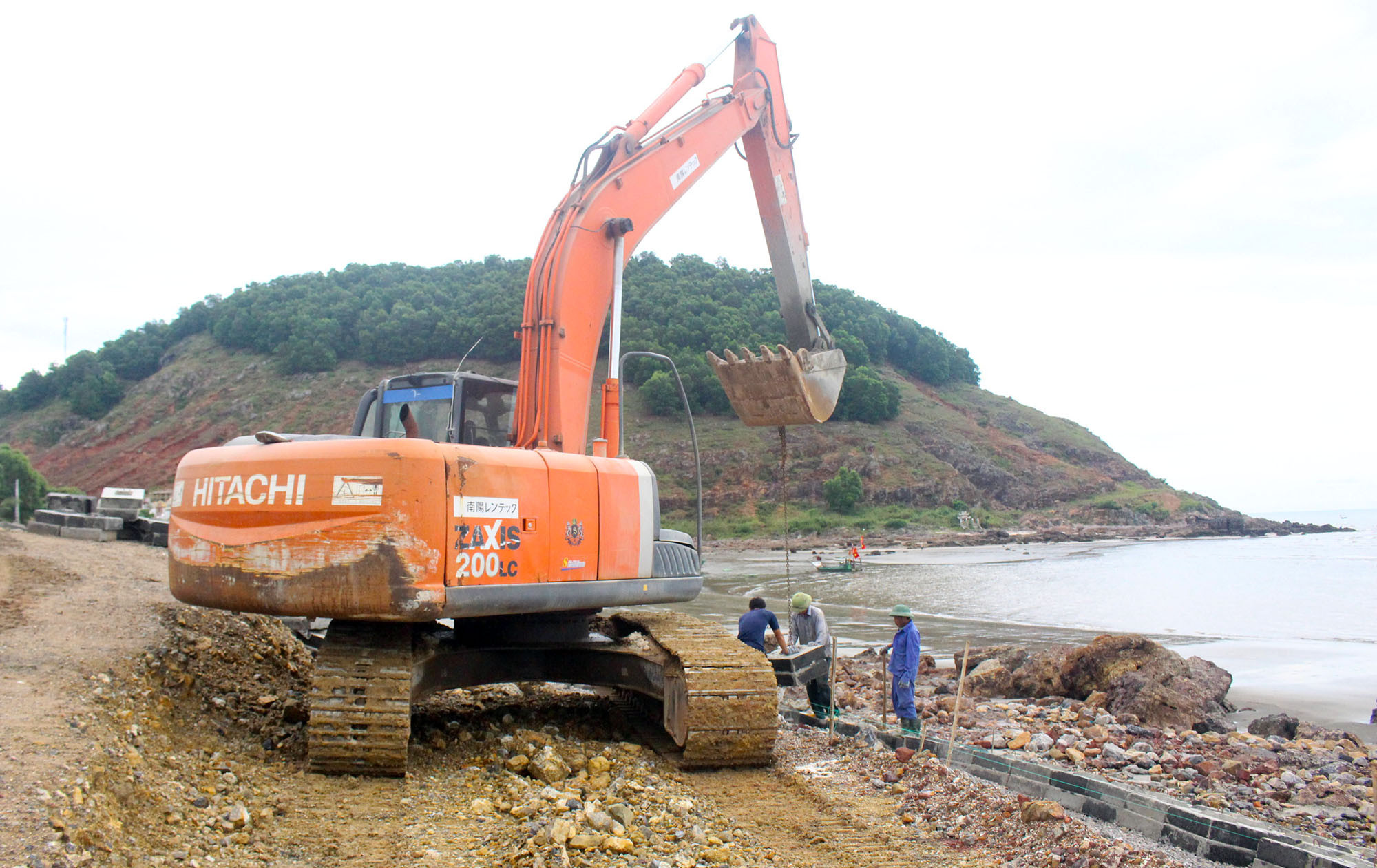 Nghệ An nâng cấp tuyến đê biển Sầm Sầm (Hoàng Mai) dể nâng cao năng lực phòng, chống thiên tai. Ảnh: Phú Hương