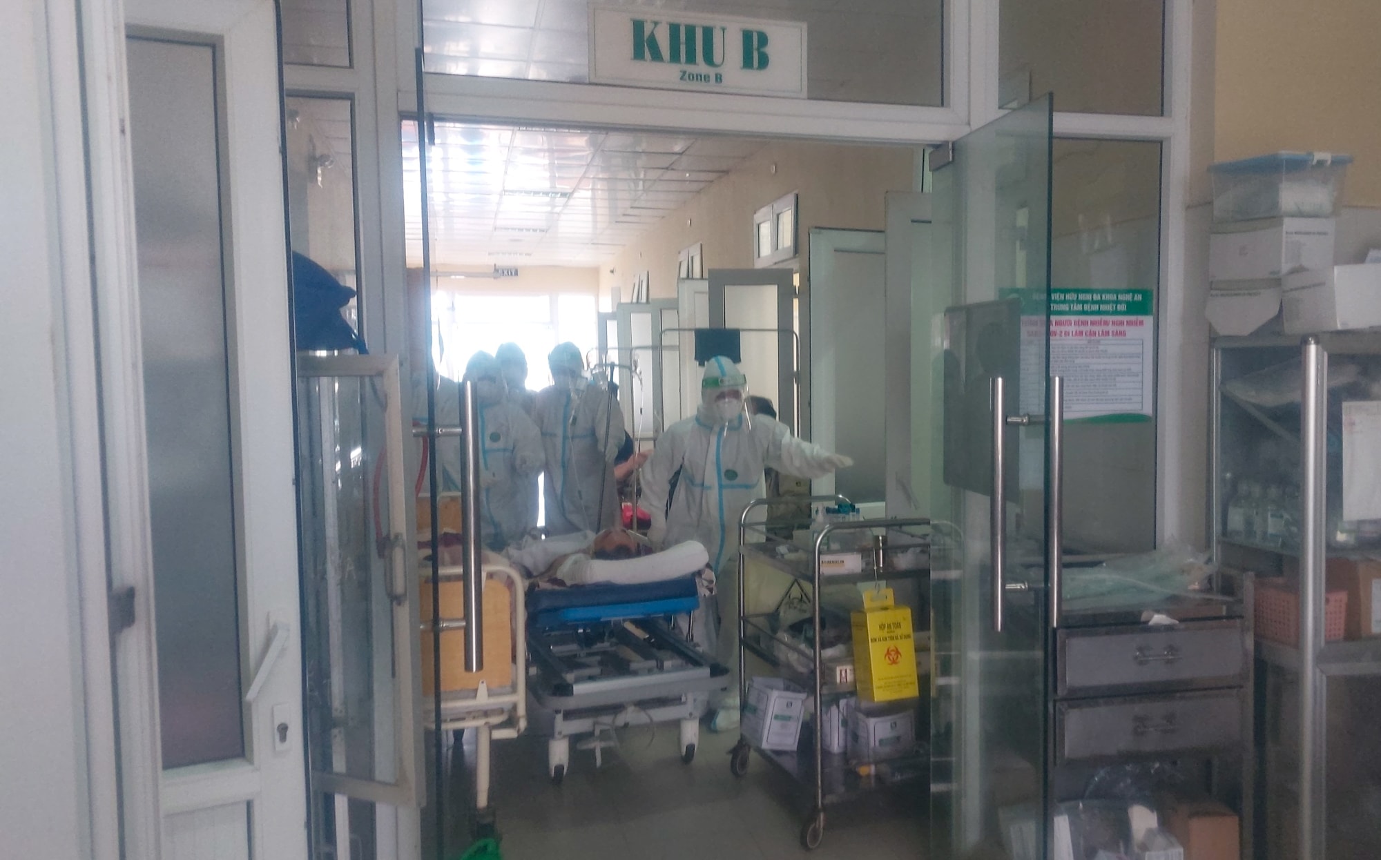 Áp lực luôn đè nặng lên các cán bộ y tế. Ảnh: Thành Cường