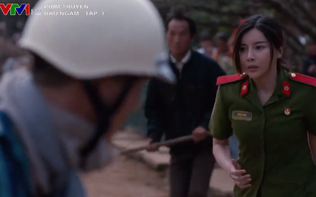 Ngay ở tập đầu mới lên sóng, Cao Thái Hà đã có cảnh quay vô cùng gay cấn khi đánh tay đôi với một thanh niên đang lên cơn ngáo đá và đe dọa giết người dân xung quanh bằng dao.