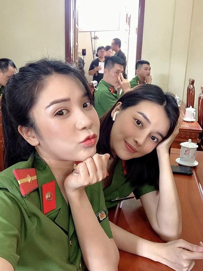 Trong “Bão Ngầm” - bộ phim thuộc series Cảnh sát hình sự. Cao Thái Hà vào vai thiếu úy Hạ Lam và Thanh Bi vào vai thiếu úy Hải Yến. Cả hai từng gây sốt mạng xã hội bởi tấm hình chụp chung khi đang mặc cảnh phục trong hậu trường phim.