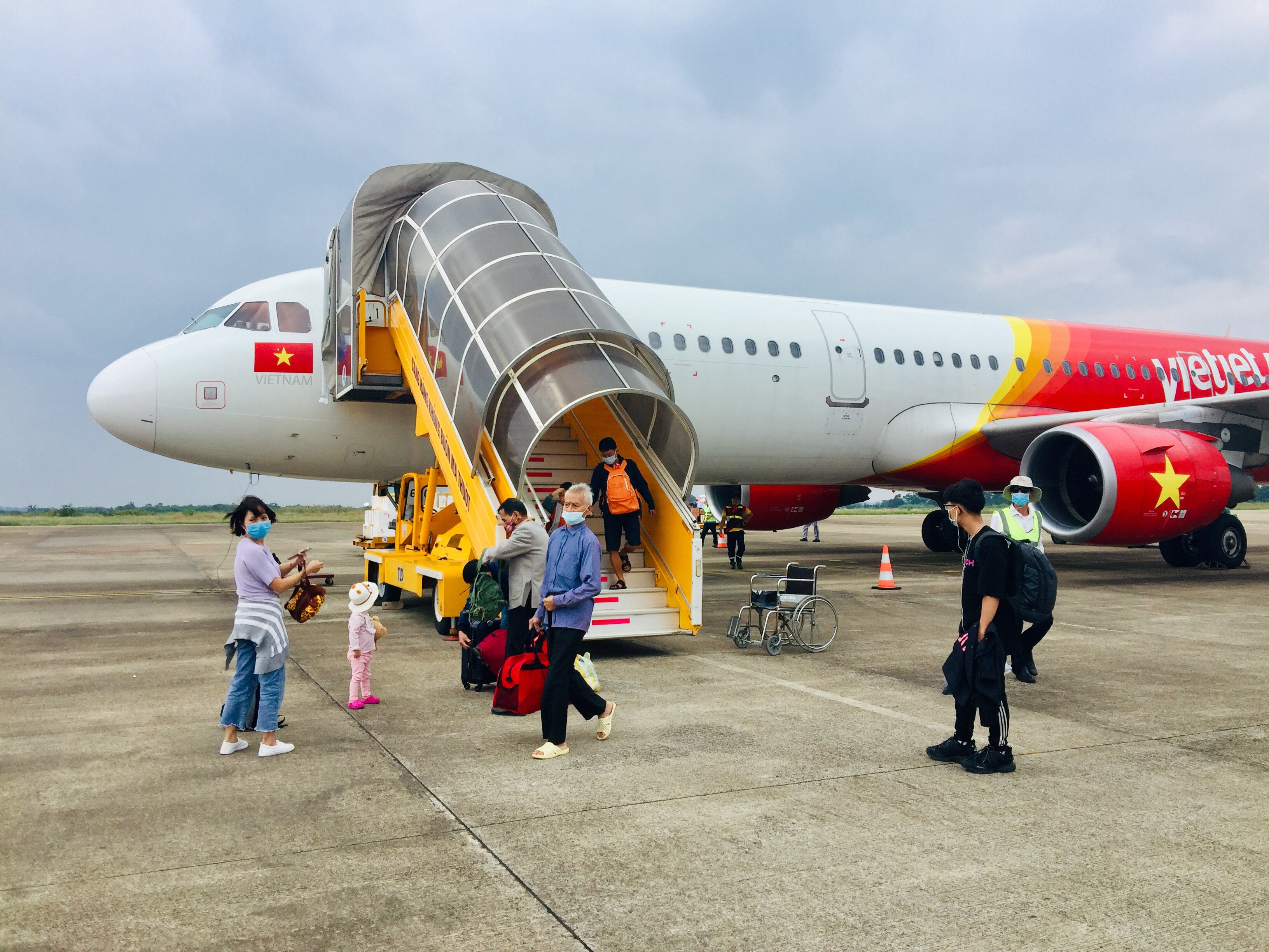 Hành khách đi du lịch qua sân bay bay Vinh sau khi nới lỏng các biện pháp đảm bảo phòng dịch covid -19. Ảnh Nguyễn Hải 