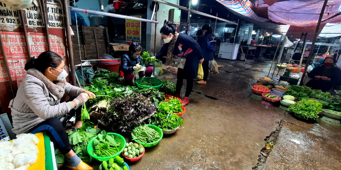 Ở chợ, các loại rau cũng không đa dạng như trước, chủ yếu là ngọn bù, bí và cà quả. Ảnh: Thanh Phúc