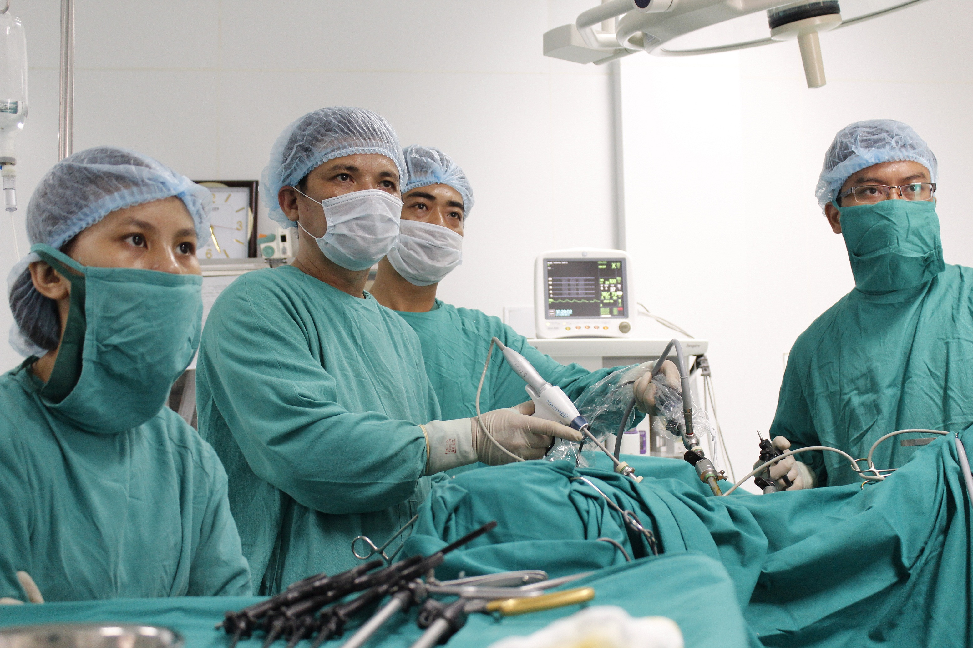 Bác sỹ Đậu Huy Hoàn Phẫu thuật nội soi cắt bỏ khối u cho bệnh nhân tại Bệnh viện Ung Bướu Nghệ An. Ảnh: Thành Chung
