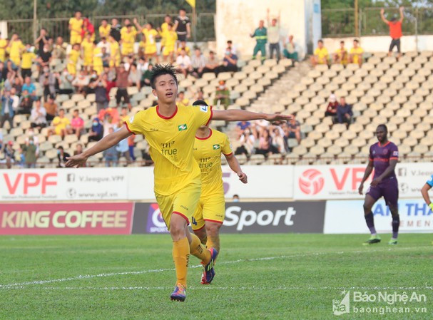 Phan Văn Đức ăn mừng bàn thắng vào lưới B.Bình Dương tại vòng 9 V.League 2021. Ảnh tư liệu Đức Anh 