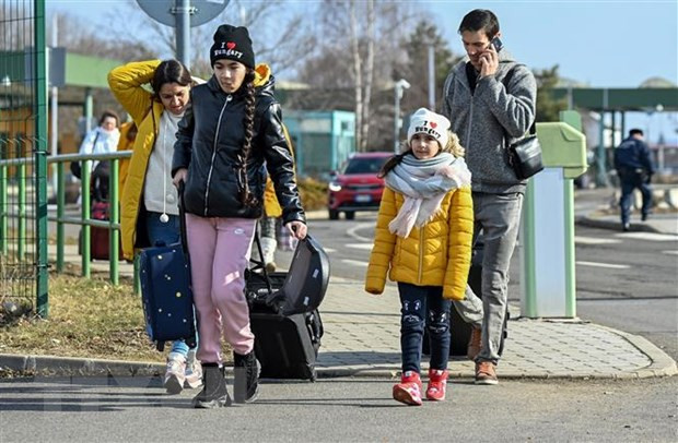Người dân Ukraine vượt biên sang Hungary để tránh xung đột, ngày 25/2/2022. (Ảnh: AFP/TTXVN)