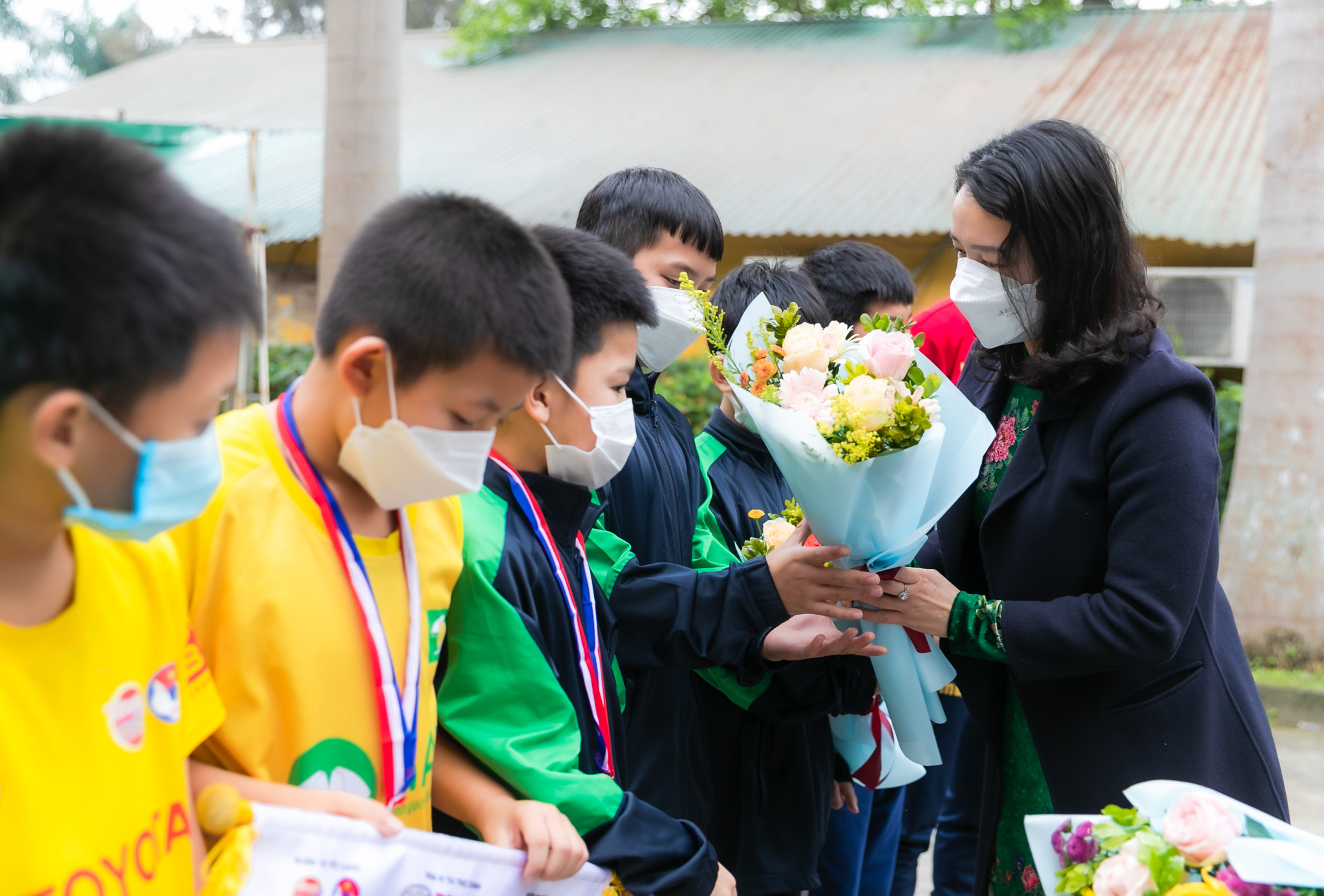 Đồng chí Trần Thị Mỹ Hạnh tặng hoa cho các cầu thủ nhí. Ảnh: Đức Anh