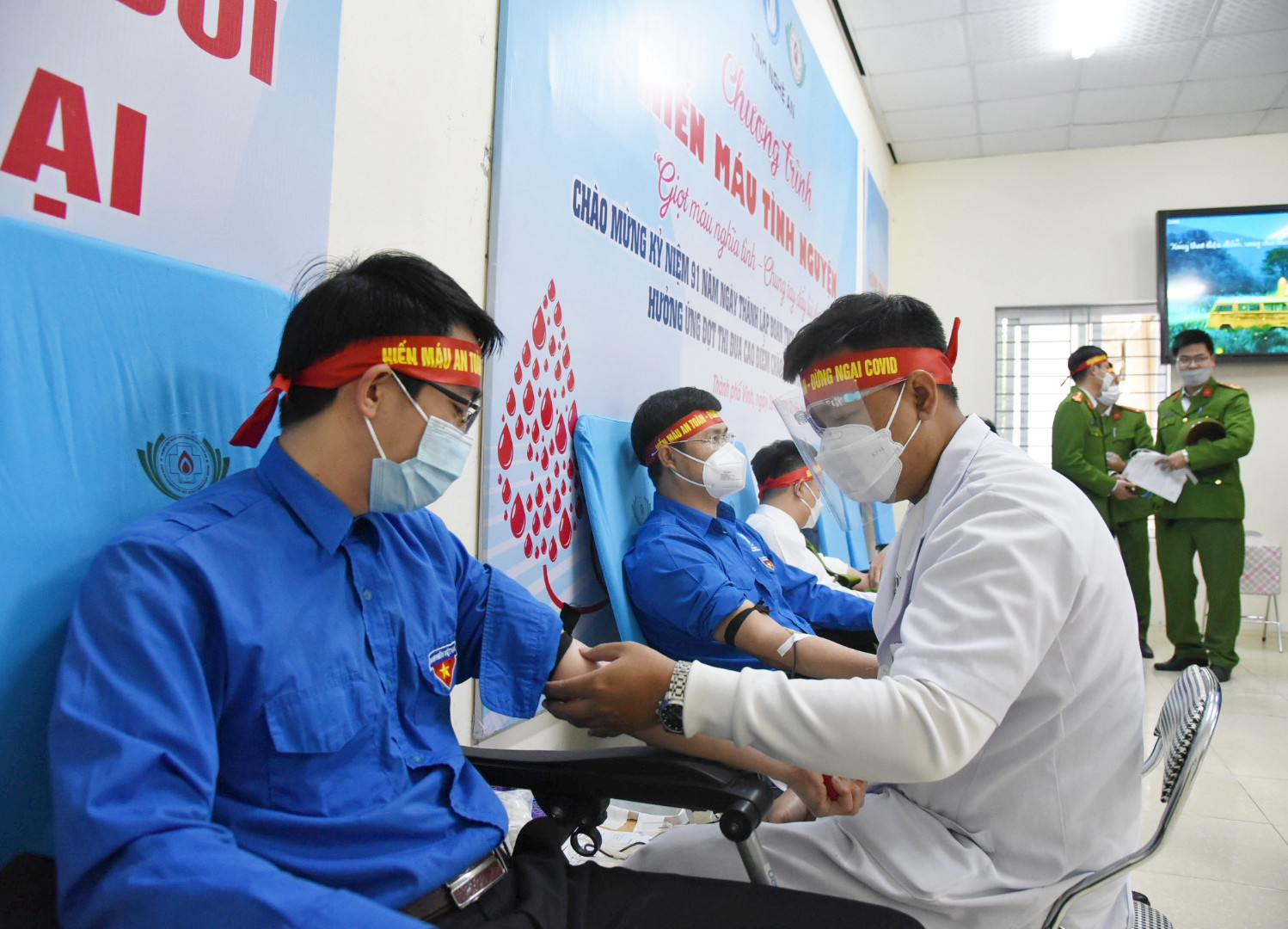 Tuổi trẻ Khối Các cơ quan tỉnh tham gia hoạt động hiến máu tình nguyện, hưởng ứng các hoạt động của Tháng Thanh niên năm 2022. Ảnh: TG