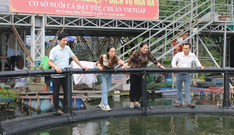 Lãnh đạo huyện Quế Phong khảo sát để tiến tới kêu gọi đầu tư xây dựng tour trải nghiệm trên lòng hồ Thủy điện Hủa Na. Ảnh: Đ.C