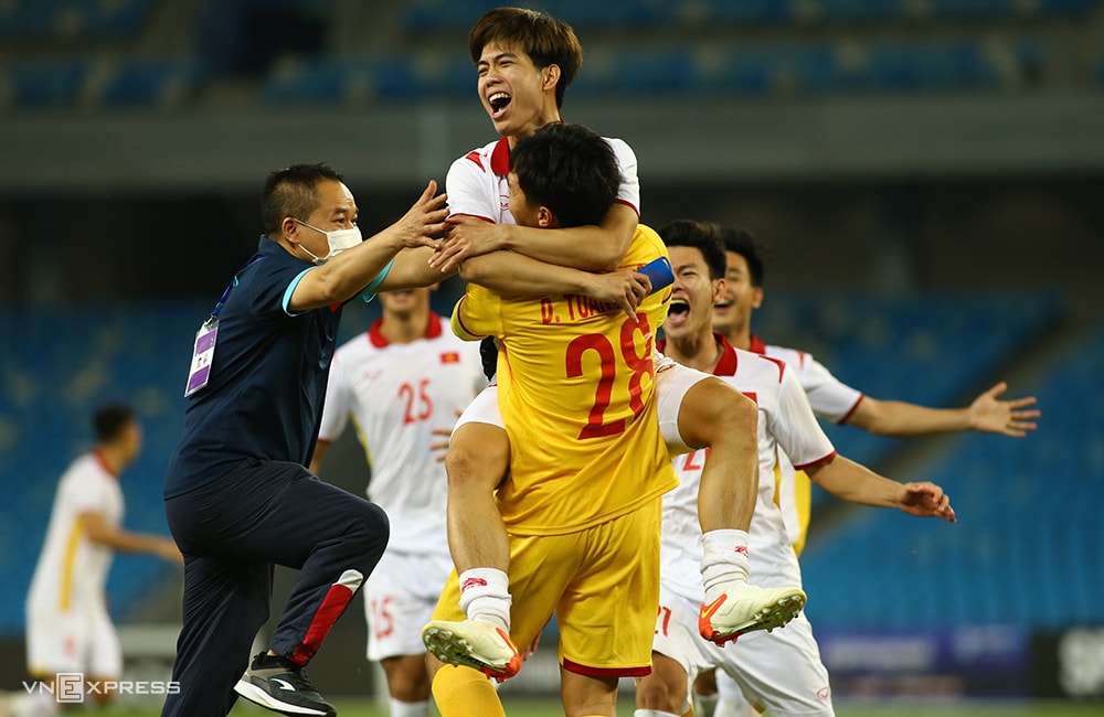 Cầu thủ U23 Việt Nam vui mừng sau khi hạ Timor Leste 5-3 trong loạt luân lưu hôm 24/2. Ảnh: Anh Quốc