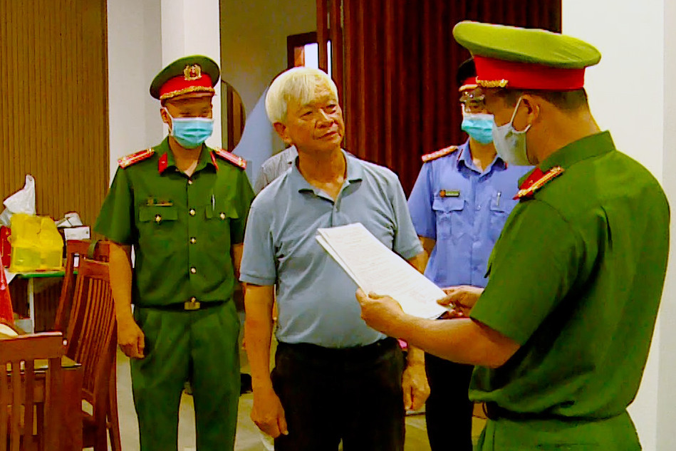 Ông Nguyễn Chiến Thắng, cựu Chủ tịch UBND Khánh Hòa nghe đọc lệnh khởi tố, bắt tạm giam tại nhà riêng ở TP Nha Trang, hồi tháng 6. Ảnh: An Phước