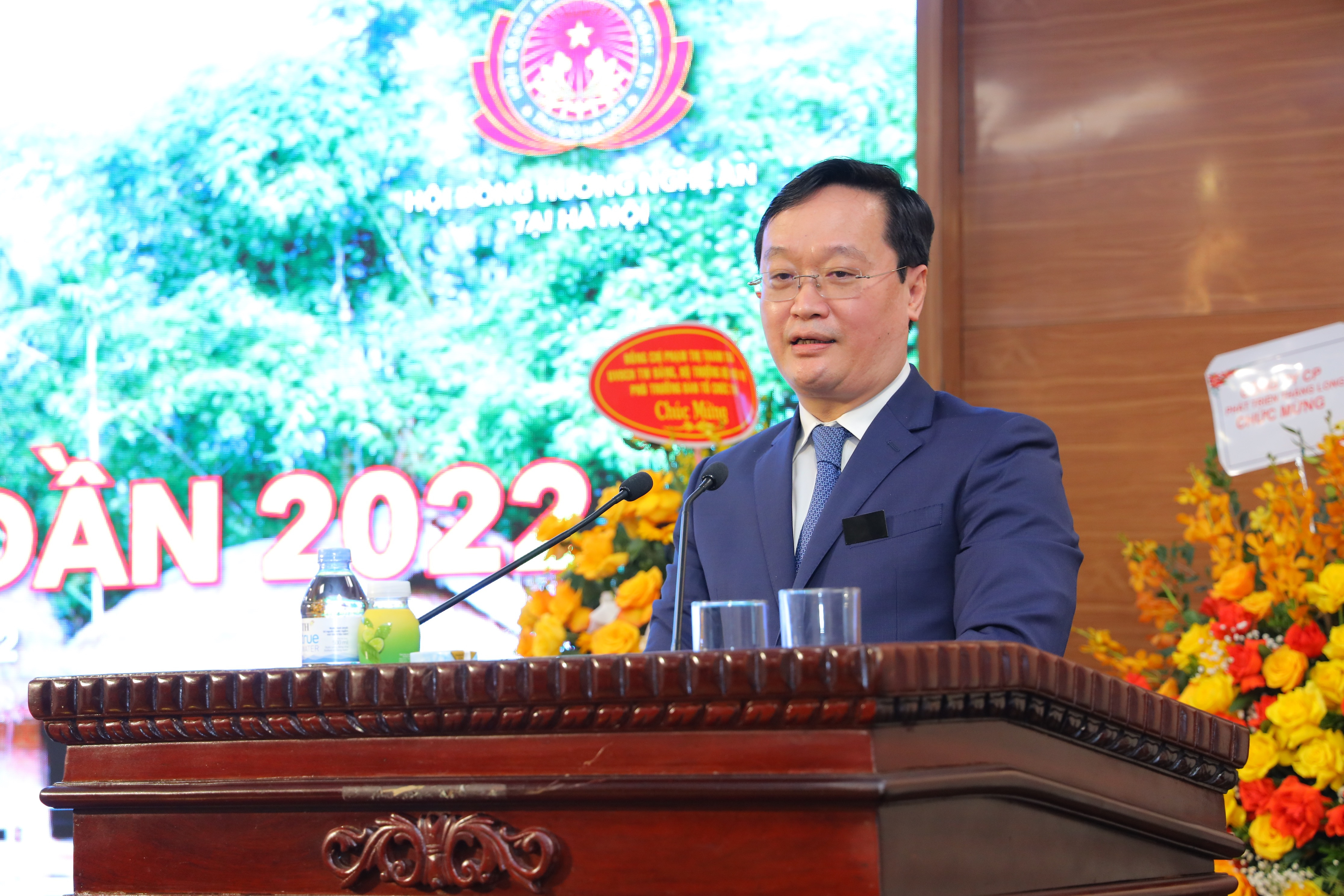 Đồng chí Nguyễn Đức Trung - Phó Bí thư Tỉnh ủy, Chủ tịch UBND tỉnh báo cáo đến Hội đồng hương Nghệ An tại Hà Nội về những kết quả kinh tế - xã hội nổi bật của tỉnh năm 2021 và định hướng phát triển năm 2022. Ảnh Nguyên Nguyên 