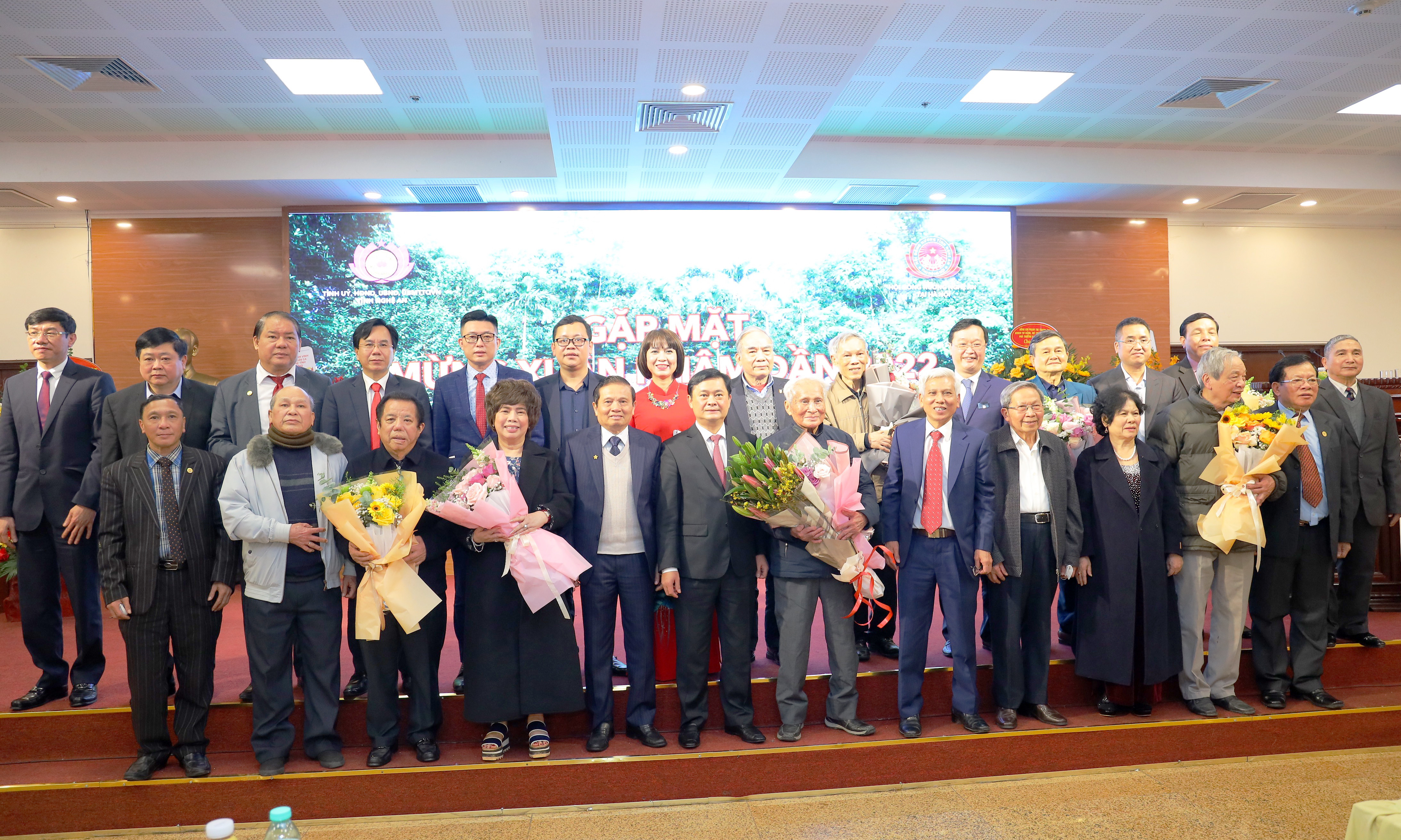 Lãnh đạo tỉnh và Ban liên lạc Hội đồng hương Nghệ An tại Hà Nội tặng hoa chúc mừng các doanh nhân người Nghệ An có nhiều đóng góp tích cực. Ảnh Nguyên Nguyên