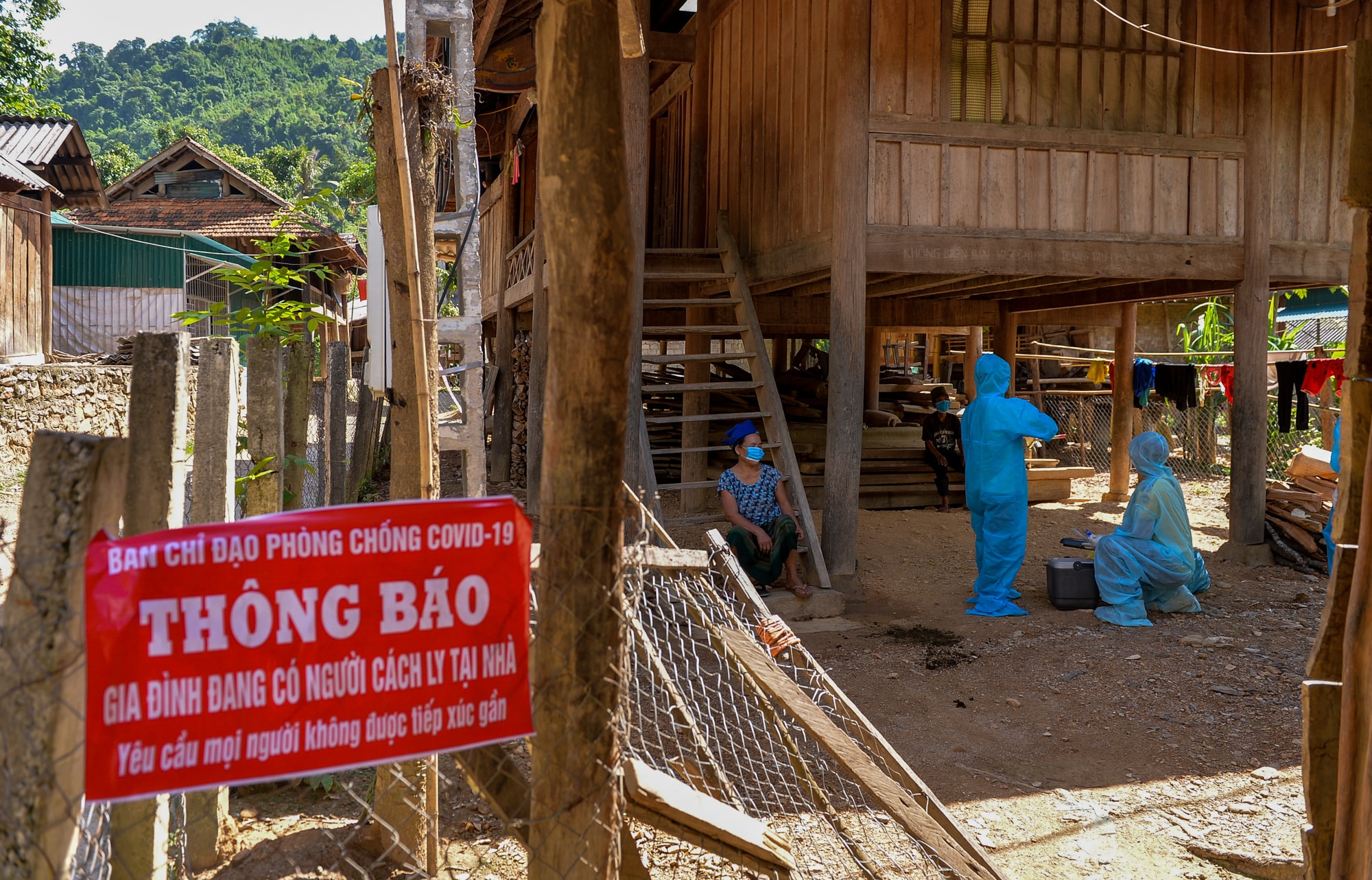 Lấy mẫu xét nghiệm Covid-19 cho người dân vùng cao. Ảnh: Thành Cường