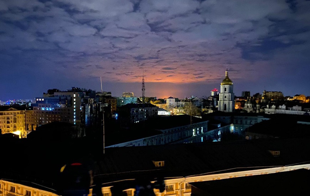 Bầu trời bừng sáng do các vụ nổ ở Kiev. Ảnh: CNN