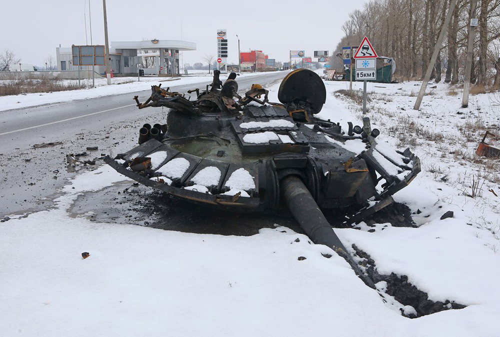 Xác xe tăng bên vệ đường ở Kharkiv, Ukraine hôm 26/2. Ảnh: Reuters