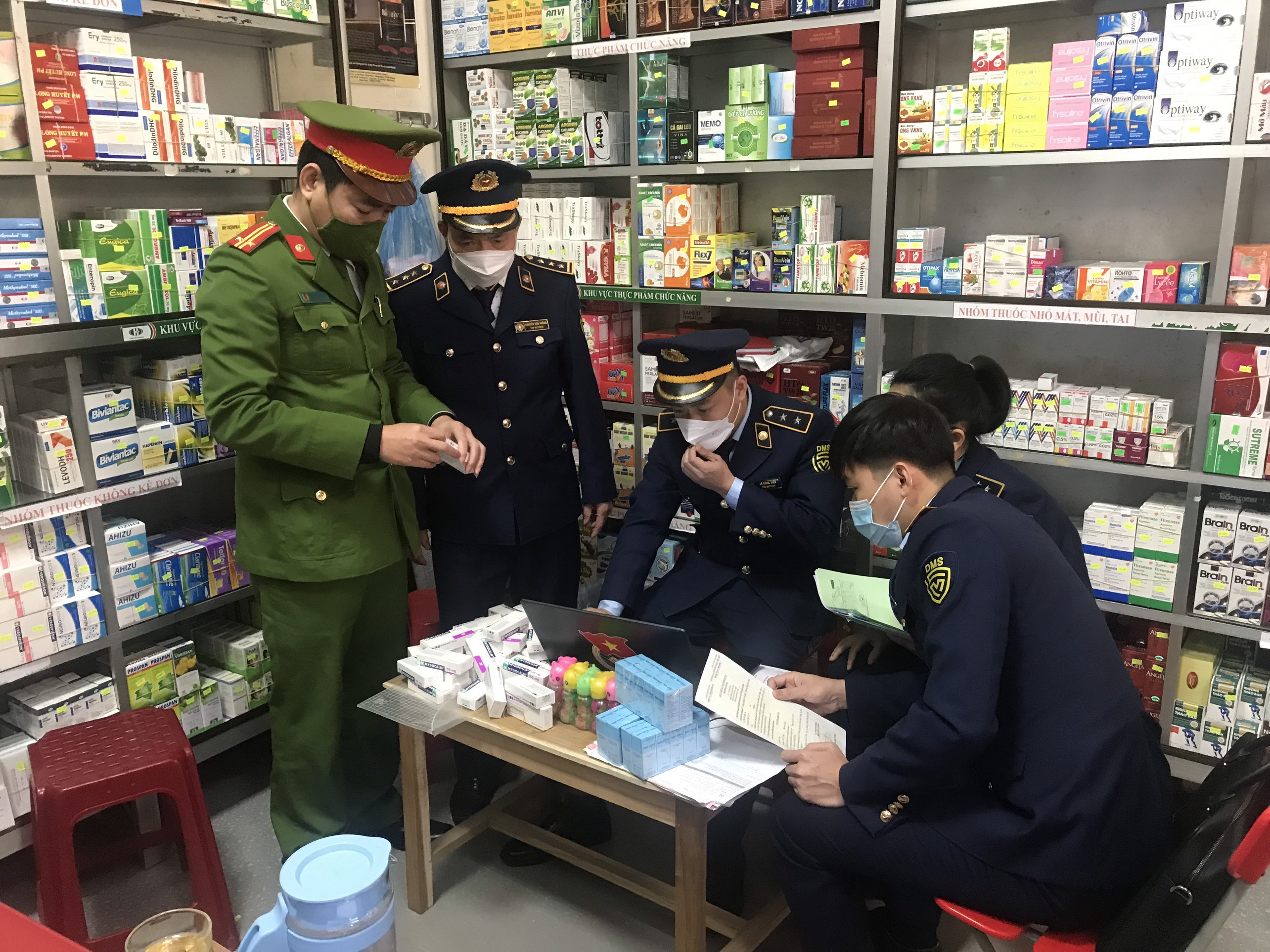 Lực lượng chức năng kiểm tra việc kinh doanh thuốc điều trị Covid - 19 tại các hiệu thuốc trên địa bàn Nghệ An. Ảnh: Q.A