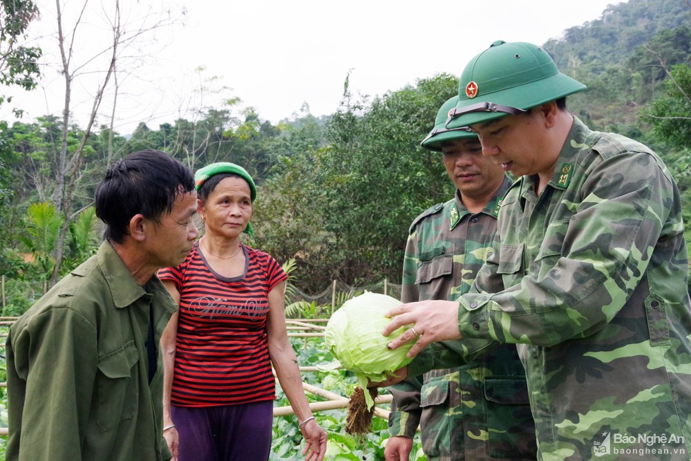Bộ đội Biên phòng hướng dẫn người dân trồng rau tư liệu. Ảnh: Hải Thượng