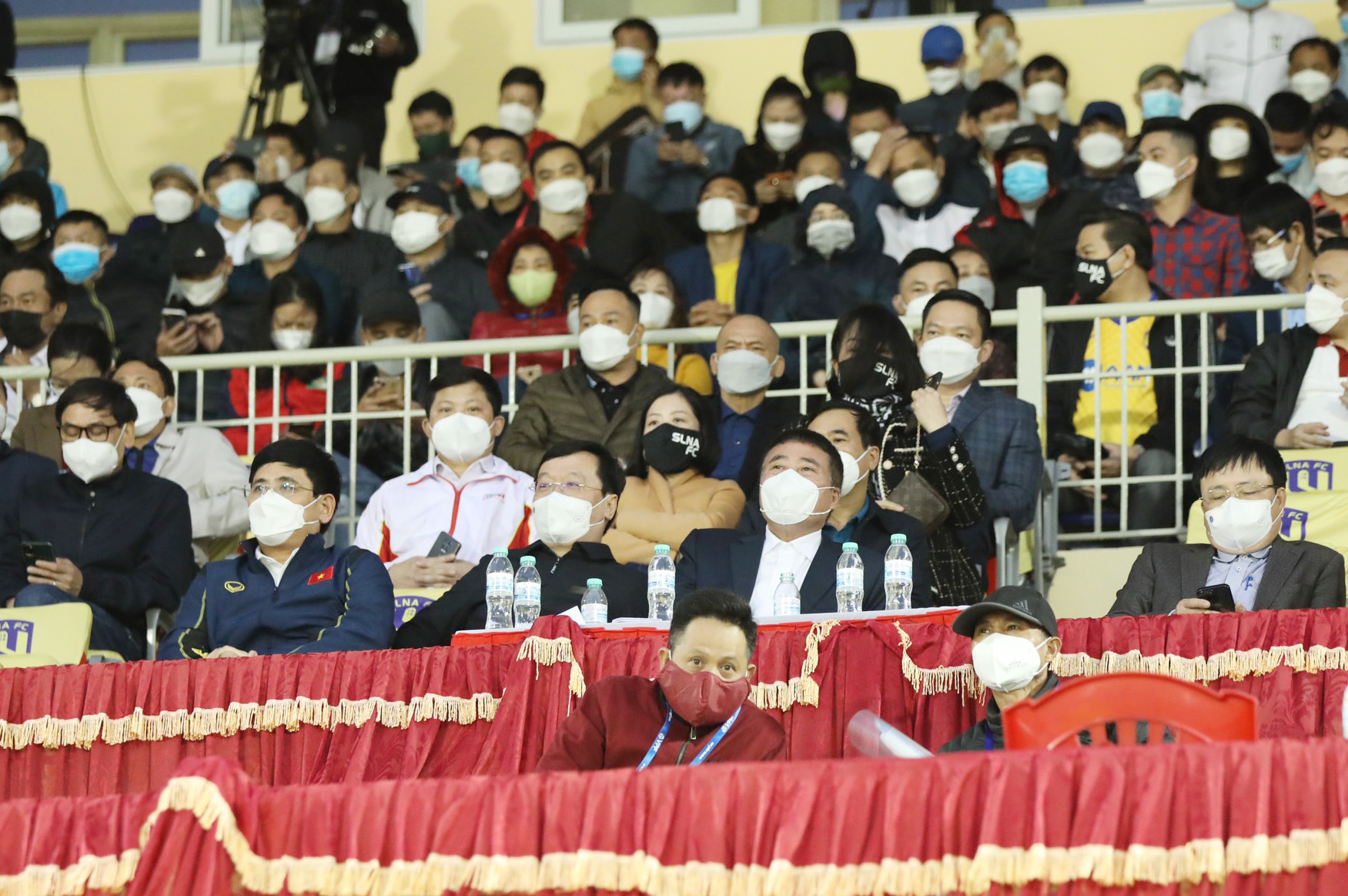Các đồng chí lãnh đạo tỉnh Nghệ An đến cổ vũ đội nhà thi đấu ở sân Vinh. Ảnh: Chung Nguyễn