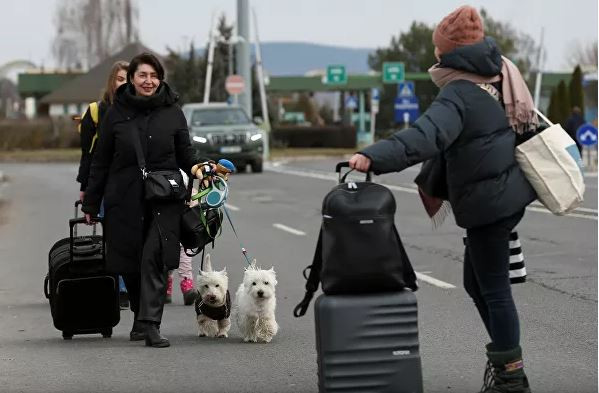 Người tị nạn Ukraine với hành lý ở thành phố Beregsurany, Hungary.