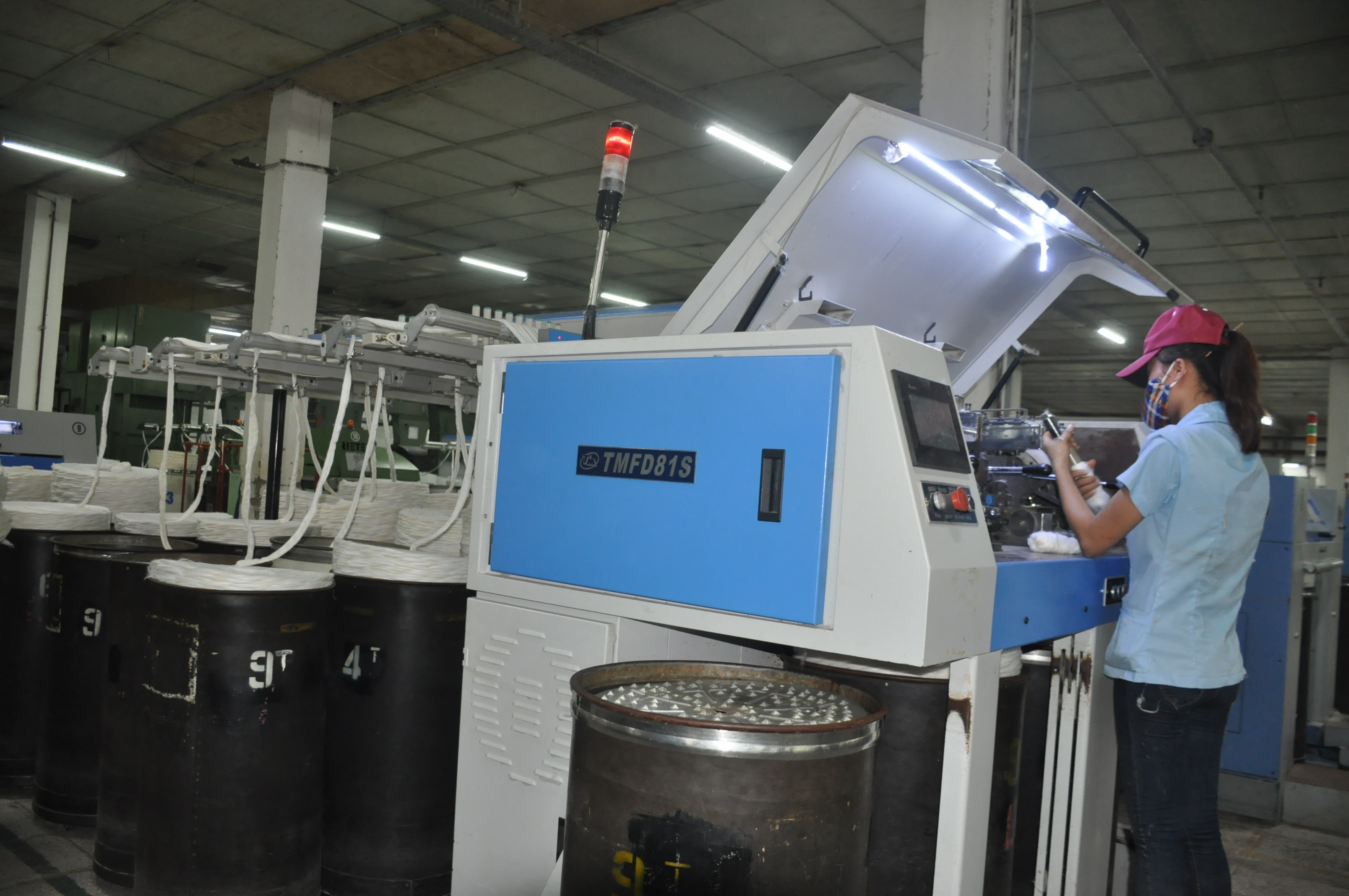 Dây chuyền sản xuất sợi tại công ty CP dệt may Hoàng Loan. Ảnh Thu Huyền