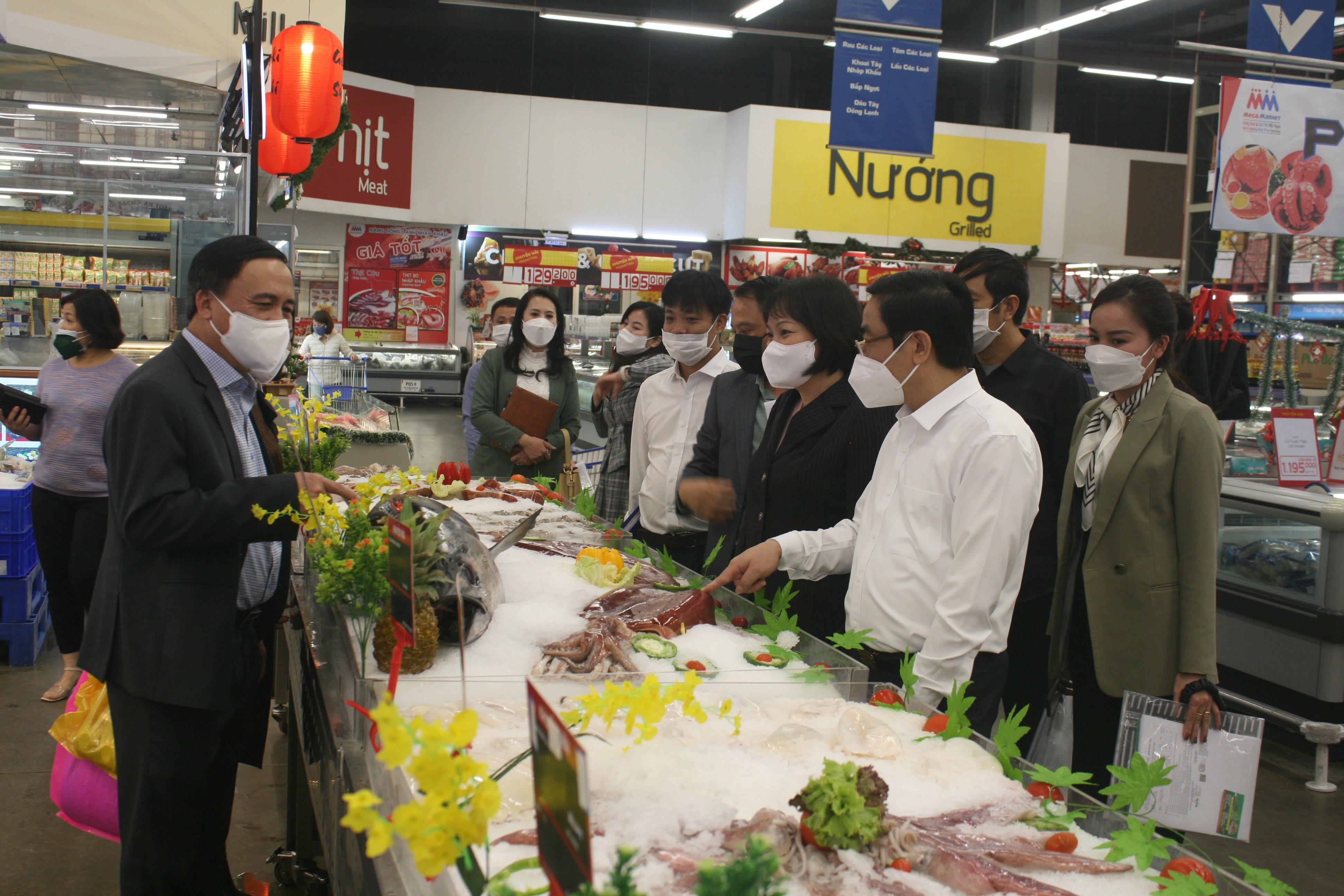 Đoàn công tác của Vụ thị trường trong nước (Bộ Công Thương) và Sở Công Thương làm việc kết nối tiêu thụ sản phẩm Tại siêu thị MM Mega Market, Hà Nội cuối năm 2021. Ảnh TH