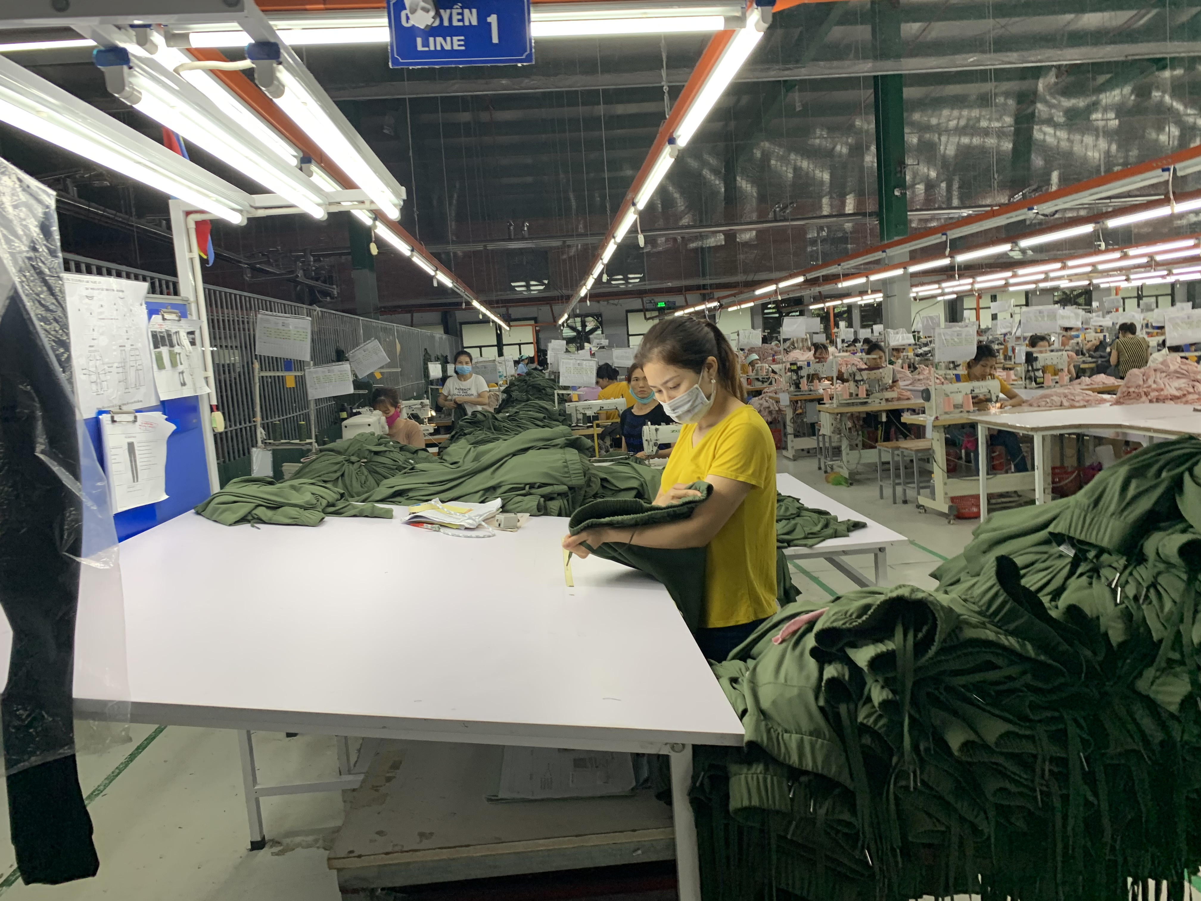 Sản xuất công nghiệp phụ trợ theo dây chuyền khép kín đang là mục tiêu trong quy hoạch công nghiệp dệt may Nghệ An. Ảnh Thu Huyền