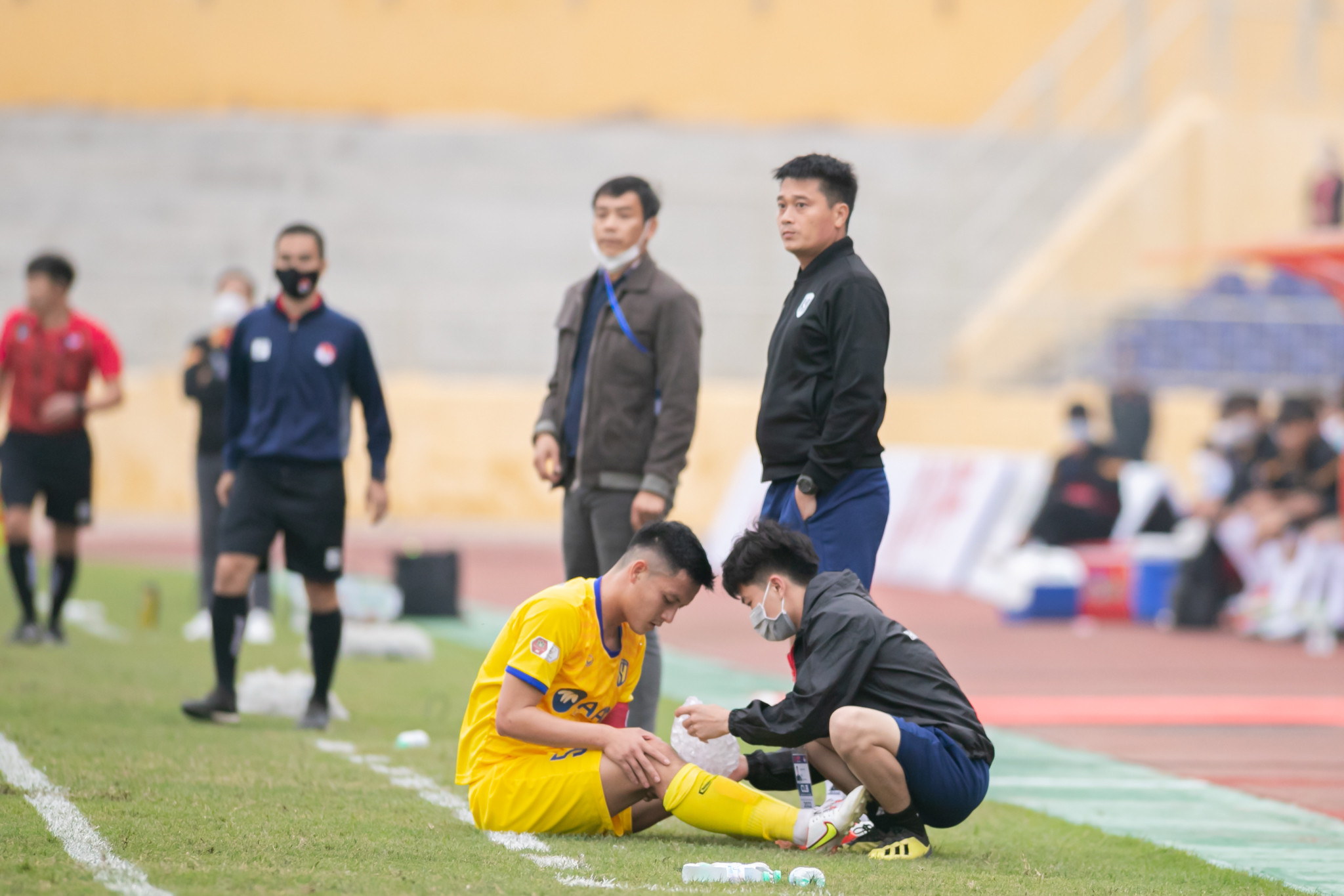 Văn Khánh gặp phải chấn thương sau hơn 10p thi đấu với Bình Định. Ảnh: Xuân Thủy