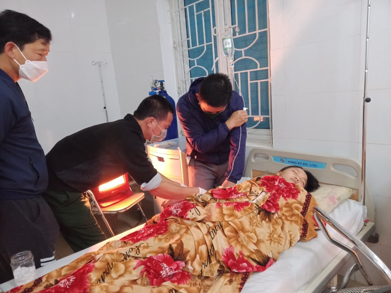 Các y bác sỹ tiến hành cấp cứu các học sinh. Ảnh: P.V