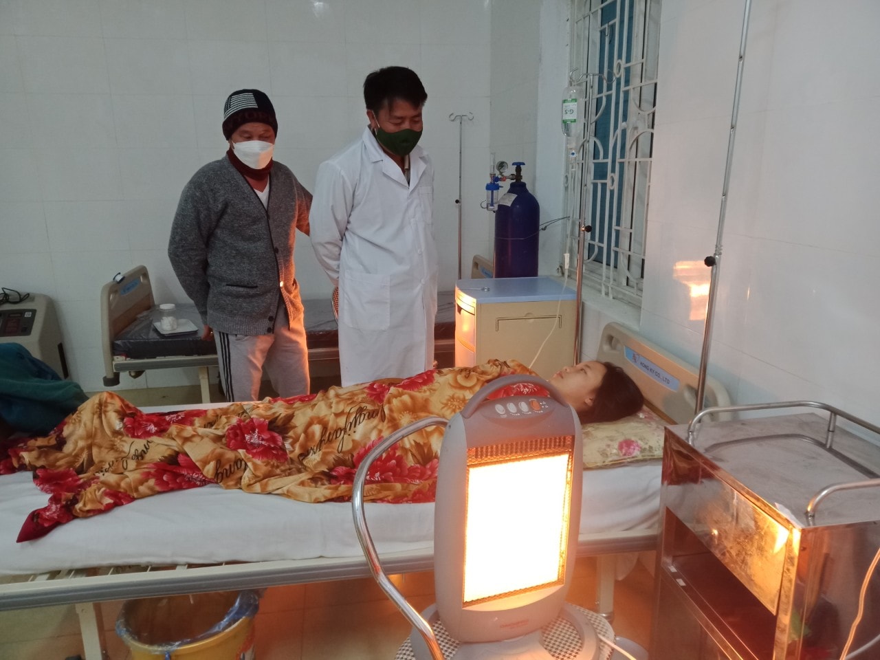 Các y bác sỹ thăm khám, kiểm tra sức khỏe cho các học sinh sau cấp cứu, tiến hành giải độc. Ảnh: PV