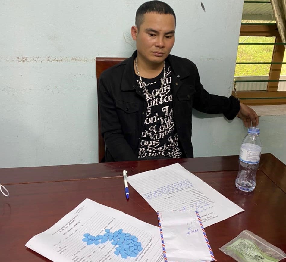 Đối tượng Nguyễn Đức Bình cùng tang vật.