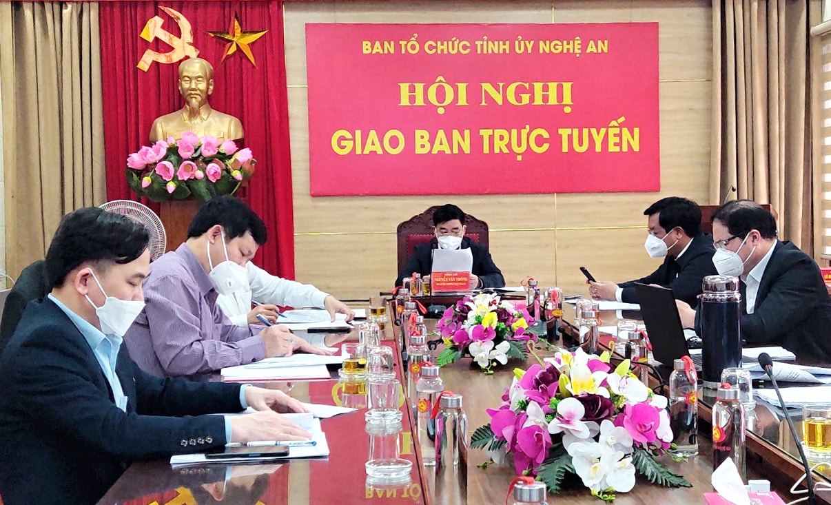 Các đồng chí lãnh đạo tỉnh và Ban Tổ chức Tỉnh ủy tham gia tại điểm cầu Nghệ An. Ảnh Hiền Thương