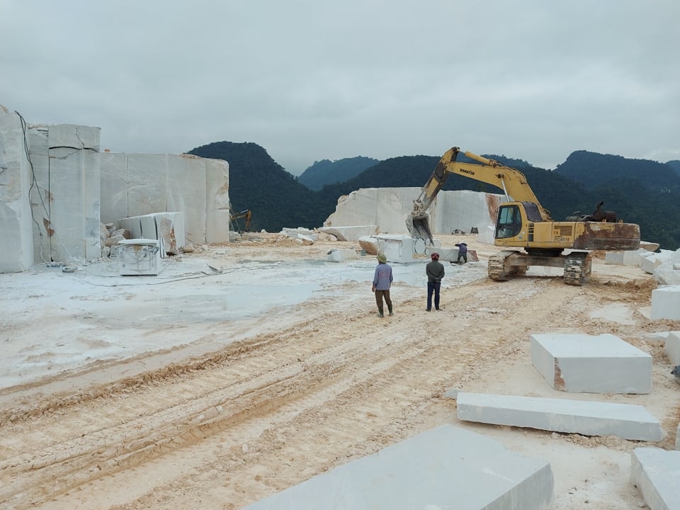 Khai thác đá hoa trắng tại mỏ của Công ty Cổ phần Đồng Tiên. Ảnh: Nhật Lân