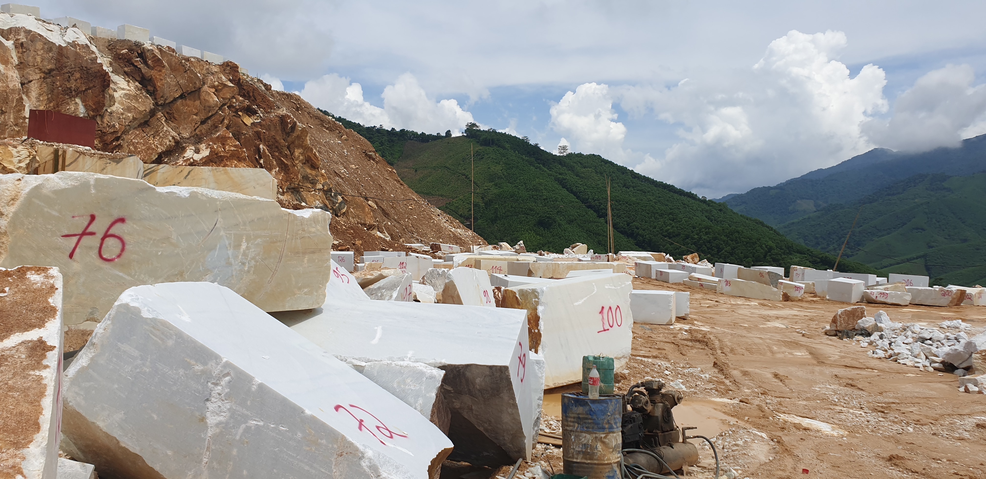 Khoáng sản đá hoa trắng bị khai thác trái phép ở xã Châu Lộc, huyện Quỳ Hợp bị Công an tỉnh phát hiện năm 2021. Ảnh: CTV