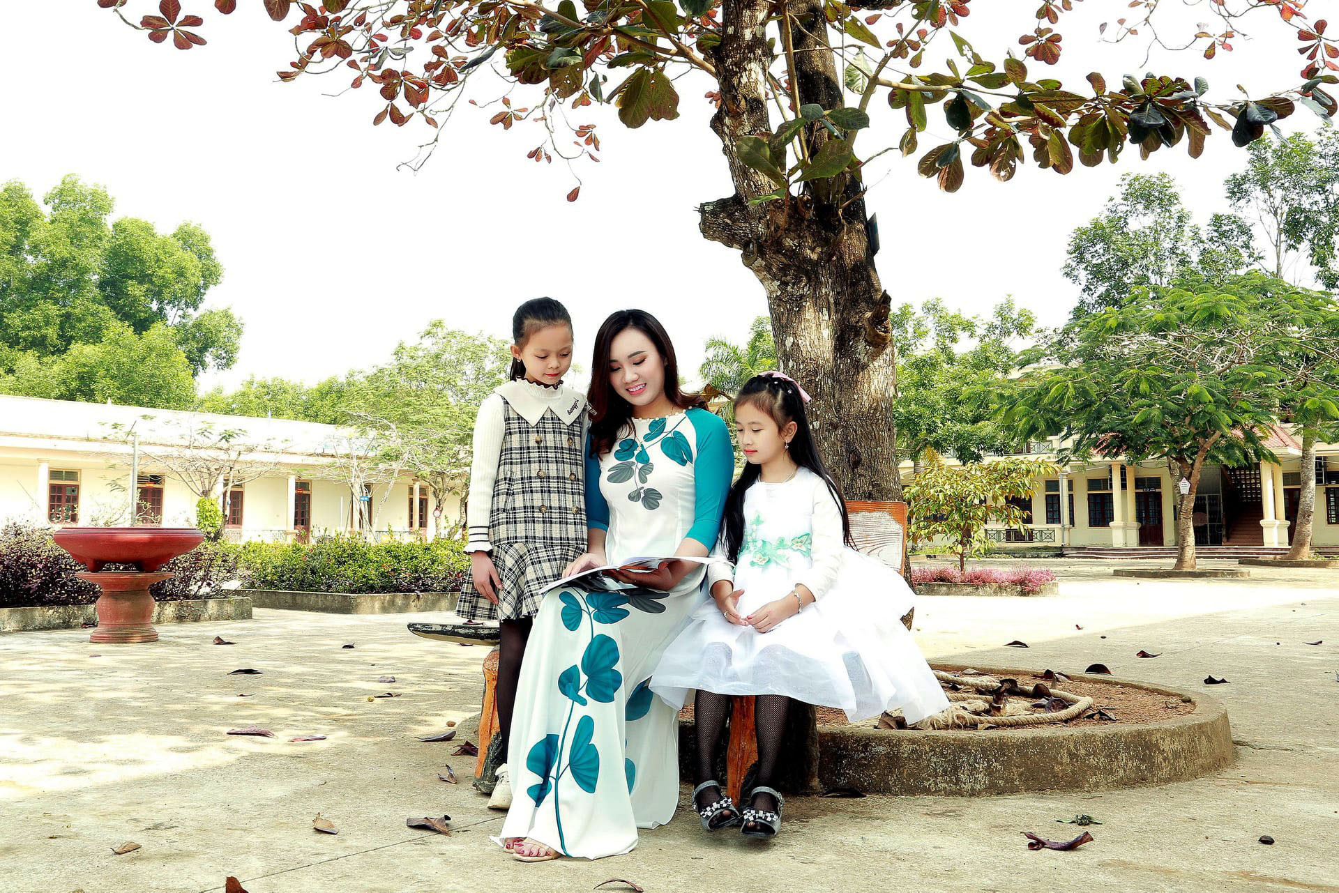 Hình ảnh duyên dáng của cô và trò huyện Quỳnh Lưu trong tà áo dài dân tộc.