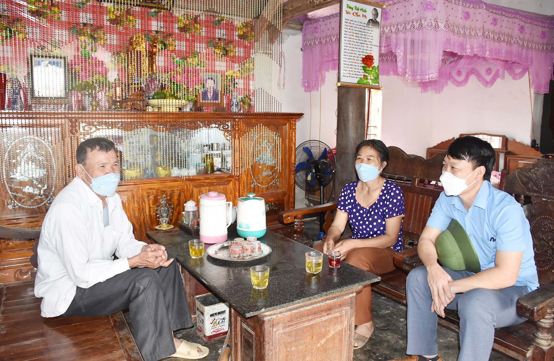 Cán bộ thị xã Hoàng Mai trao đổi với gia đình ông Trần Văn Cương xóm 7 xã Quỳnh Vinh, Quỳnh Lưu. Ảnh: Thanh Lê