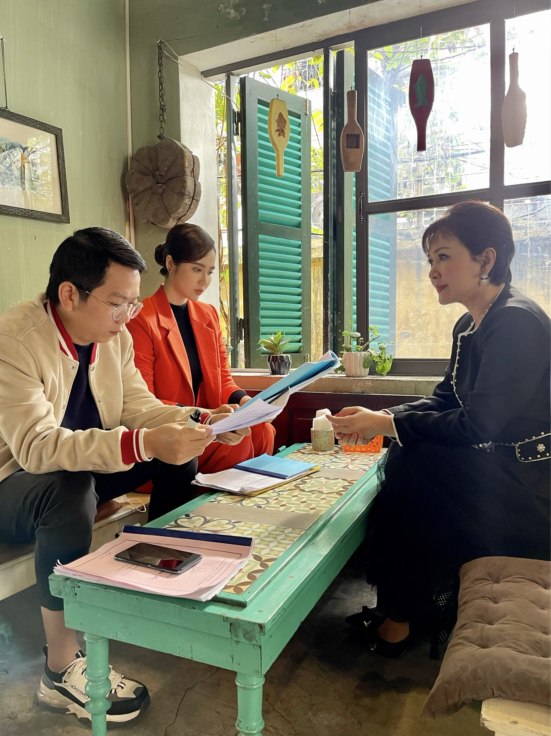 NSND Minh Hòa, Huyền Lizzie cùng đạo diễn Bùi Tiến Huy bàn bạc kịch bản trước cảnh quay. Ảnh: NVCC.