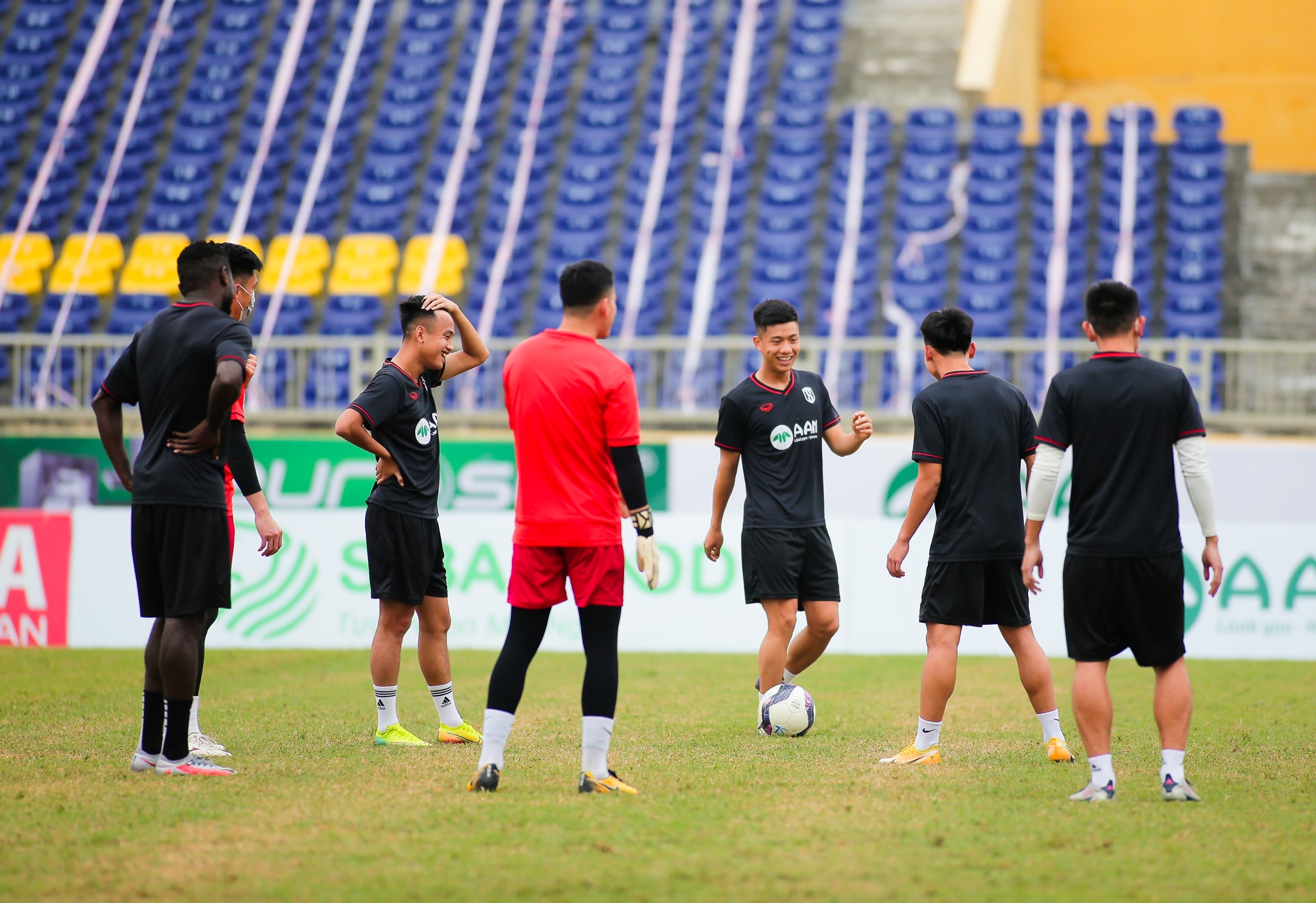 Trong trận đấu ở vòng 2 V.League 2022, SLNA đã để thua ngược Bình Định. Trong trận đấu đó ngoại binh của SLNA đều chơi dưới sức. Ngoài ra thì hàng tiền vệ cũng không có một cầu thủ nào đóng vai trò nhạc trưởng cho những đợt tấn công. Những vấn đề này cần phải được cải thiện trong trận đấu tới đây, nếu không sẽ khó có được kết quả tích cực khi đội bóng xứ Nghệ phải đối đầu với CLB của Kiatisuk Senamuang. Ảnh: Xuân Thủy