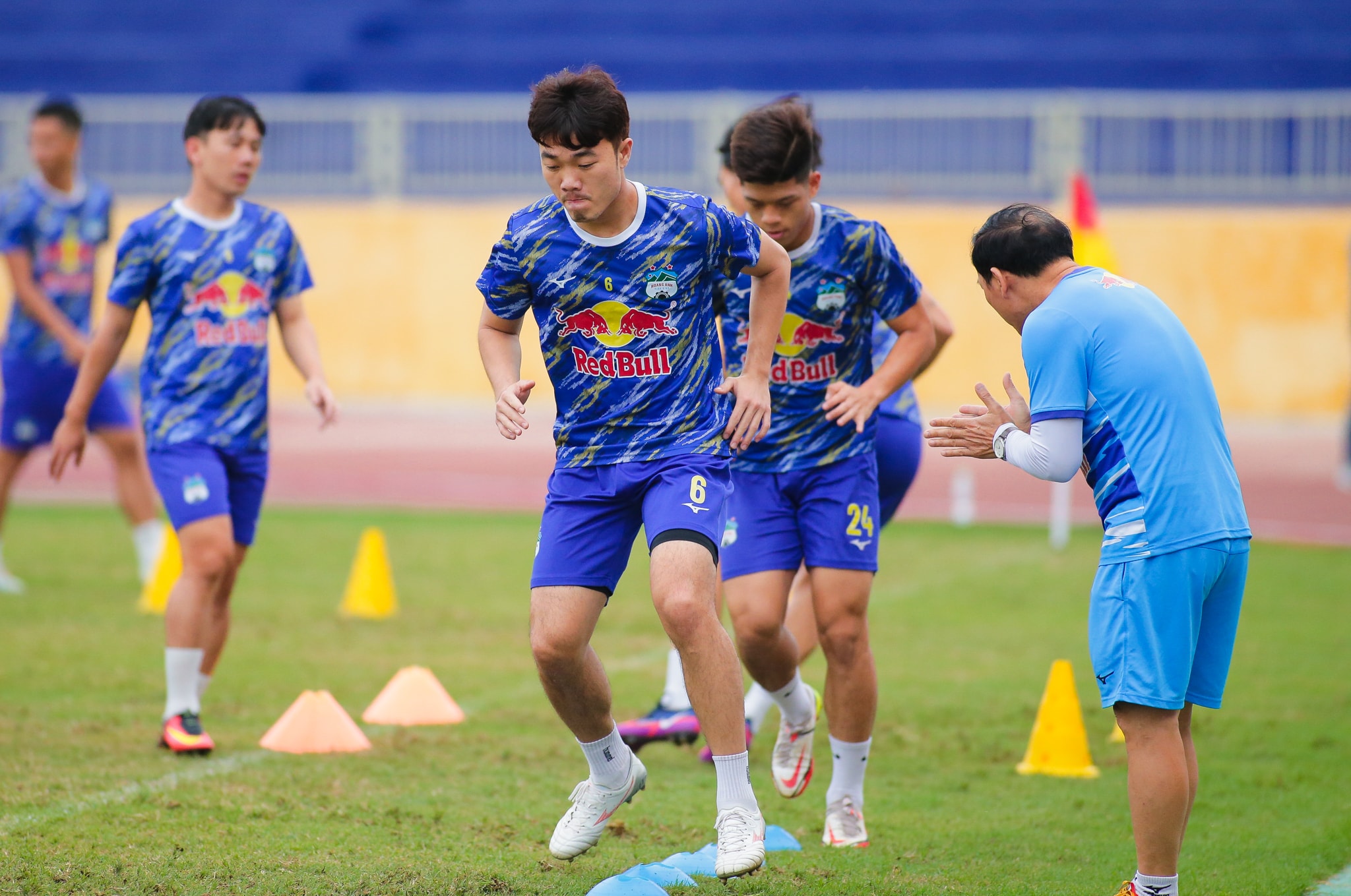 HAGL có khởi đầu V.League 2022 không như mong đợi. Đội bóng phố núi chỉ có được 2 trận hòa không bàn thắng trước Nam Định và Hà Tĩnh. Sau khi để thua ngược trước Bình Định ở vòng đấu trước, SLNA đang rất muốn lấy lại niềm tin ở người hâm mộ. Vì vậy trận đấu vào ngày mai hứa hẹn sẽ có sự nhập cuộc đầy quyết tâm của hai đội. Ảnh: PV