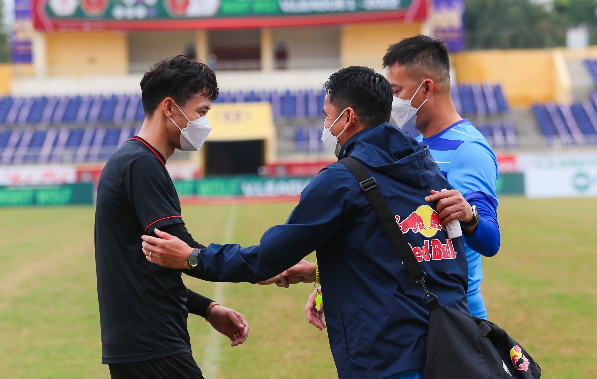 Trước khi bước vào buổi tập của HAGL, Quế Ngọc Hải đã sang bắt tay, chào hỏi đội bạn. HLV trưởng Kiatisuk không quên buông câu đùa với đội phó SLNA, 