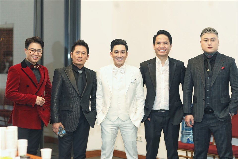 Ca sĩ Vũ Duy Khánh (ngoài cùng bên phải) mở màn chương trình với 2 bản hit “Vợ tuyệt vời nhất” và “Nụ hồng mong manh“.