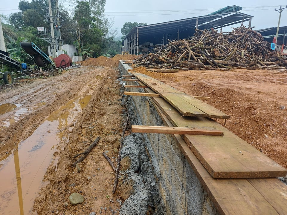 Hệ thống móng giằng mới xây dựng, mặt bằng được san lấp một màu đất mới nhưng UBND xã xác nhận Phần diện tích ông Lê Văn Thống san gạt mặt bằng, bó giằng móng cơ bản nằm trong phần diện tích xưởng cũ trước đây, phần diện tích này ông đã cơi nới, dựng xưởng từ năm 2016  