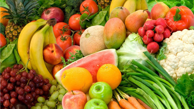 Nên ăn các loại trái cây, rau quả nhiều màu sắc.
