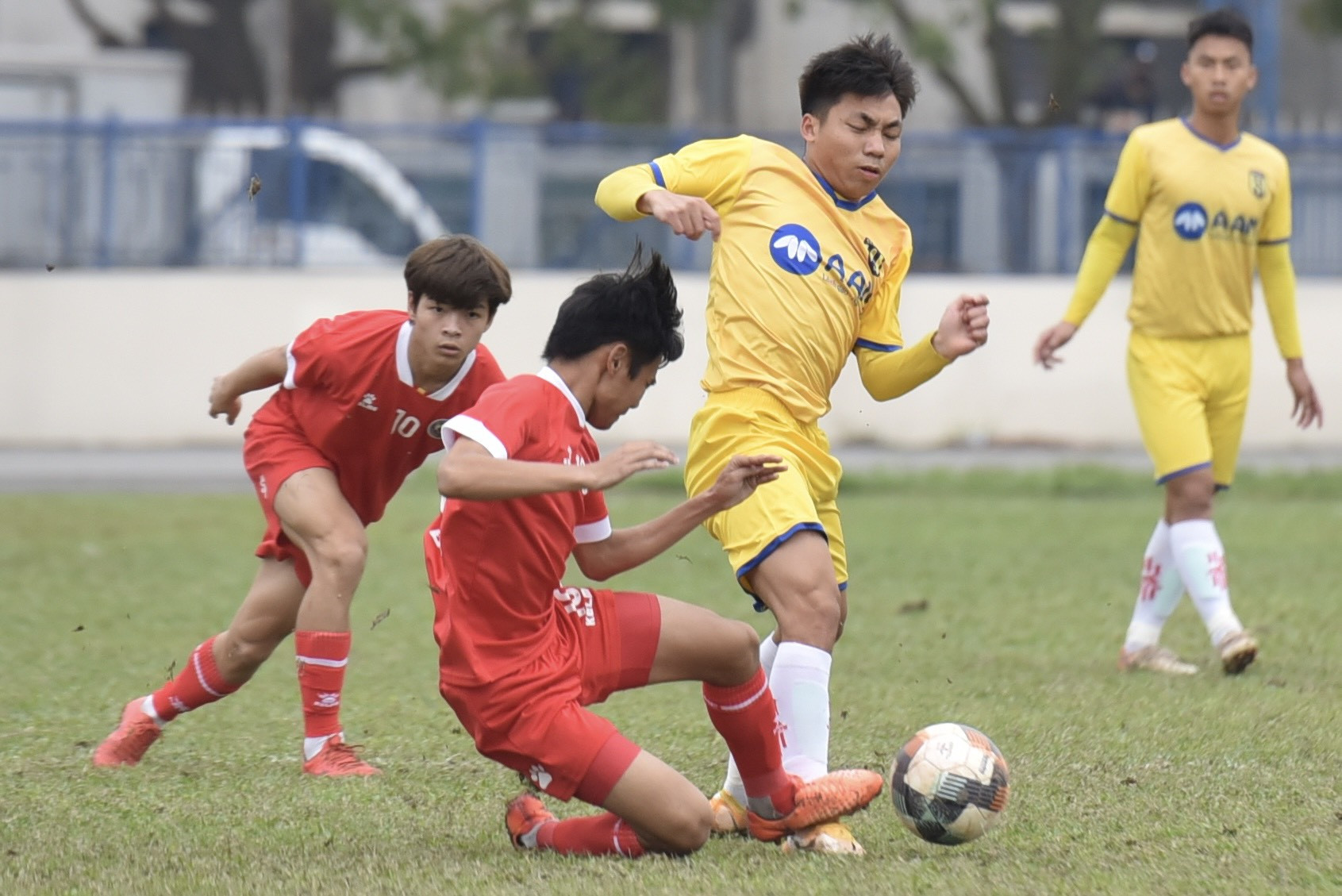 Phải khá vất vả U19 SLNA mới có được chiến thắng trước U19 Nam Định. Ảnh: Chung Nguyễn