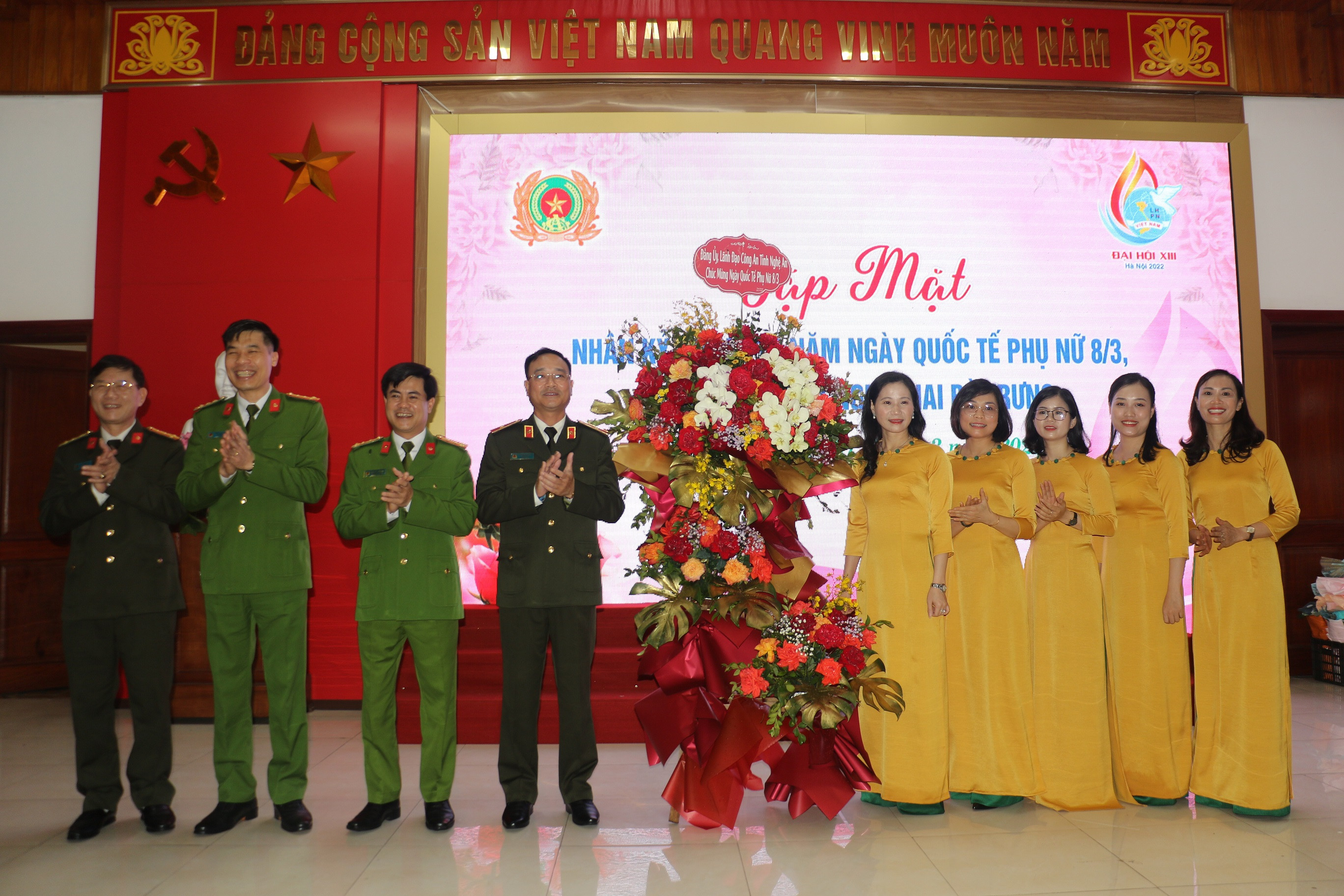 Đảng ủy, Lãnh đạo Công an tỉnh Nghệ An tặng hoa chúc mừng phụ nữ Công an Nghệ An