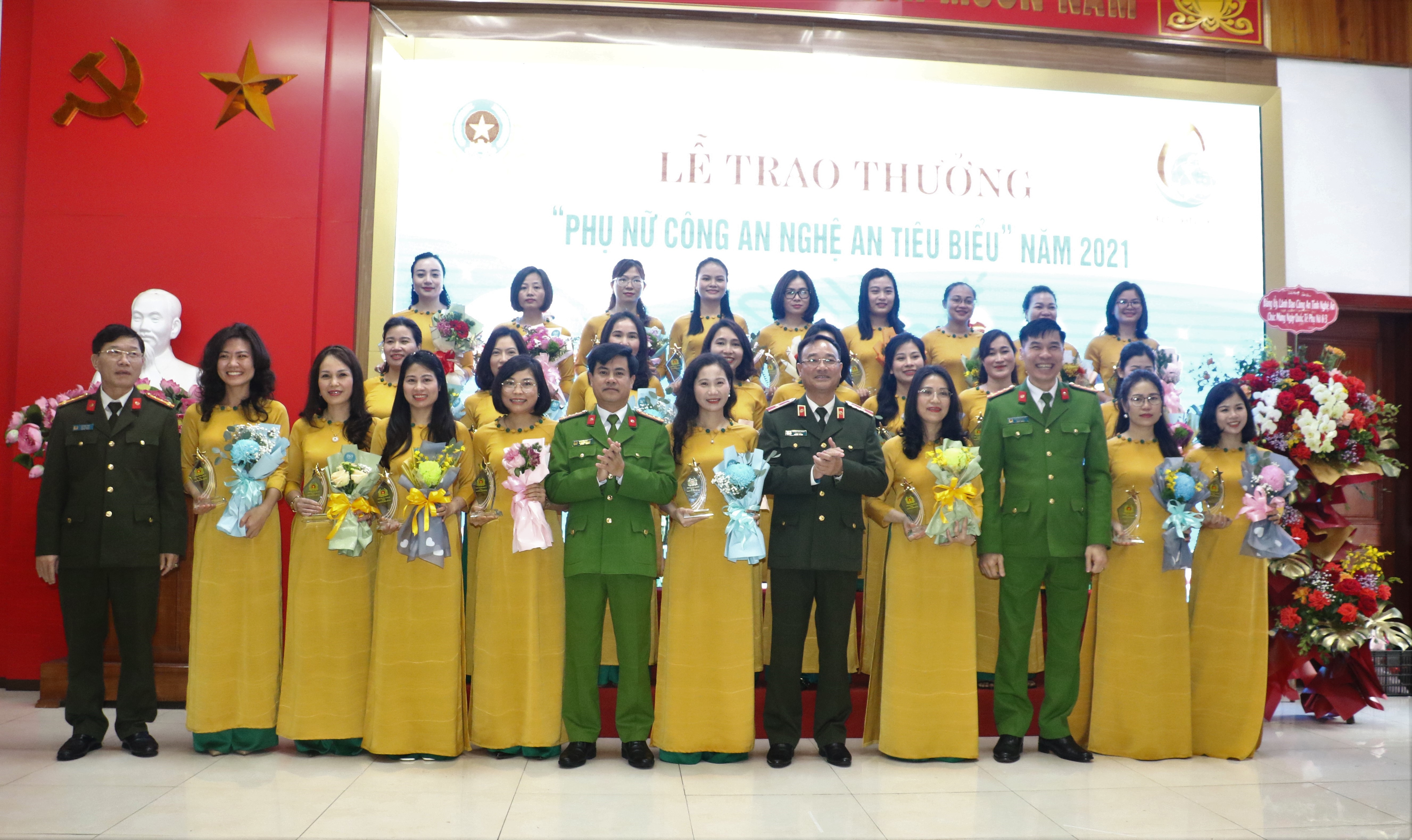 Lãnh đạo Công an tỉnh chụp ảnh lưu niệm với 30 phụ nữ Công an Nghệ An tiêu biểu