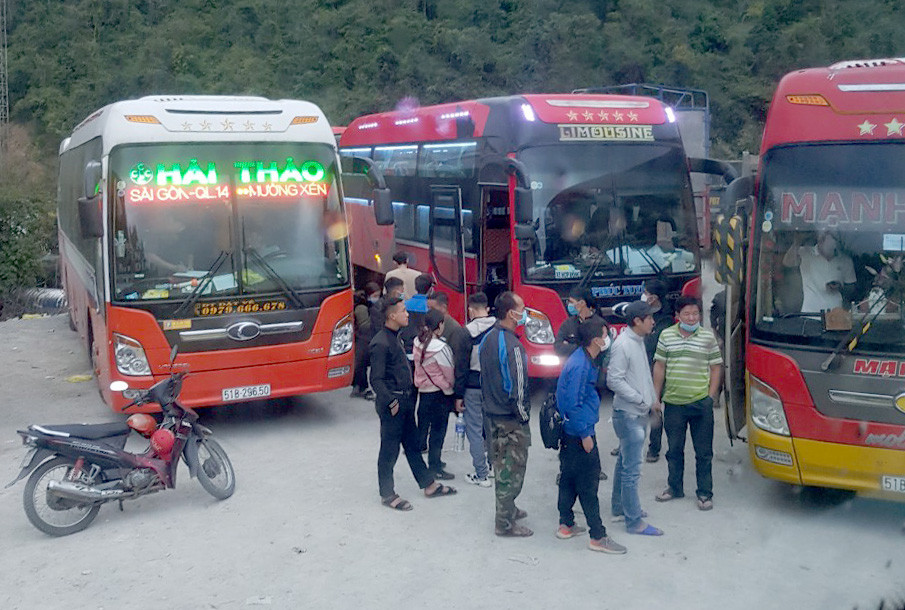 Một số xe khách vượt tuyến lên bắt khách tại thị trấn Mường Xén (Kỳ Sơn). Ảnh: HĐ